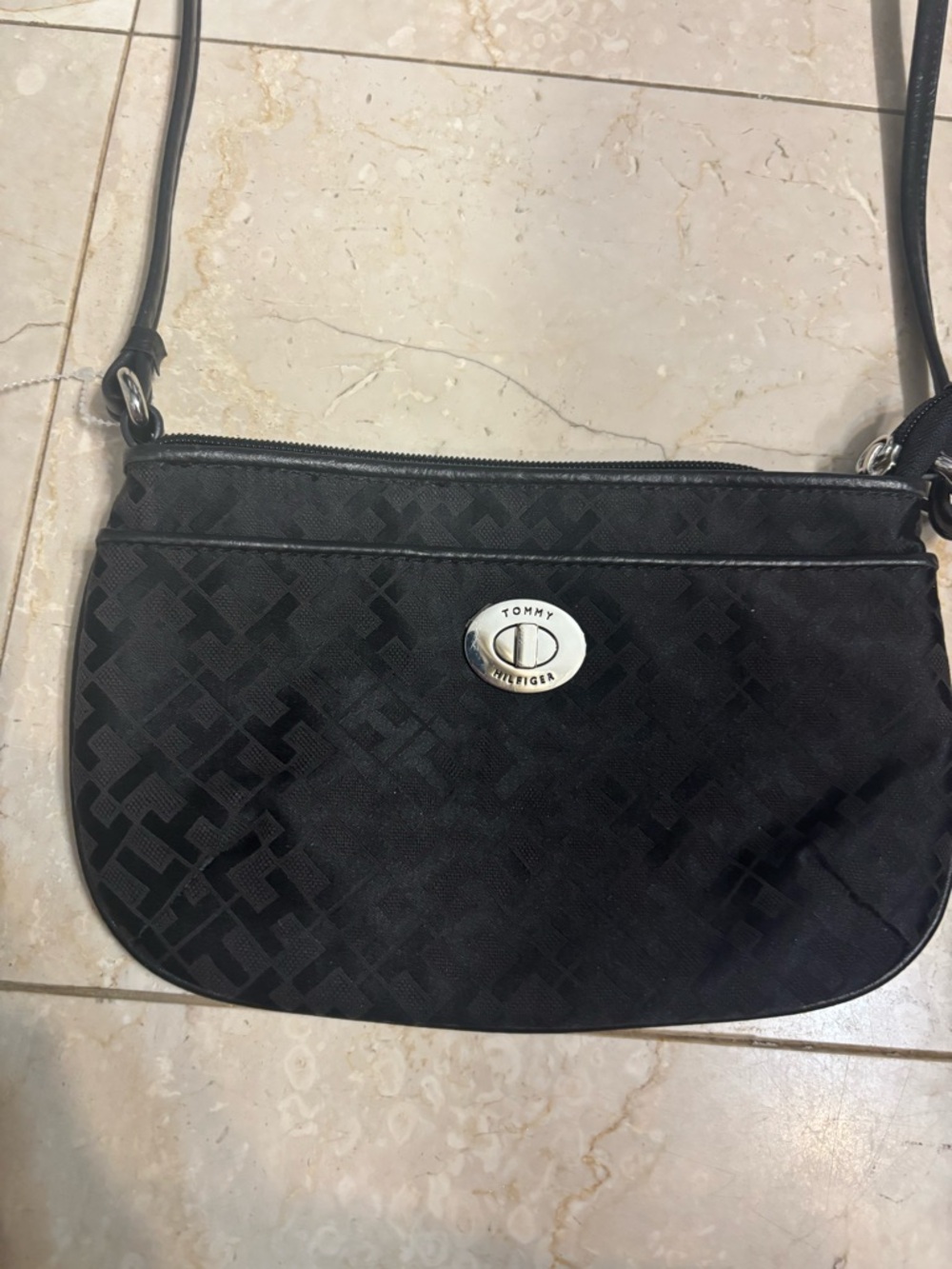 Tommy Hilfiger Black Crossbody Bag - Sleek Everyday Style